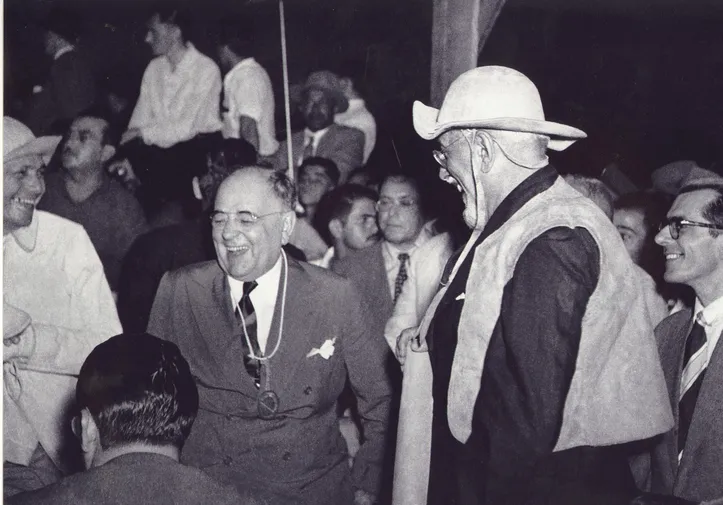 Então presidente do Brasil, Getúlio Vargas visitou Caldas de Cipó na Bahia ao lado de Ernesto Simões Filho