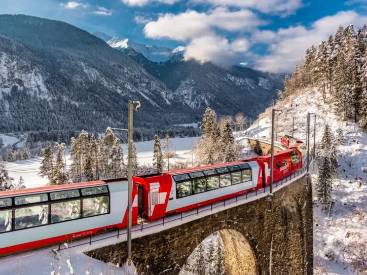 Imagem ilustrativa da imagem Essa viagem de trem entre a Suíça e a Itália é uma das mais lindas do mundo