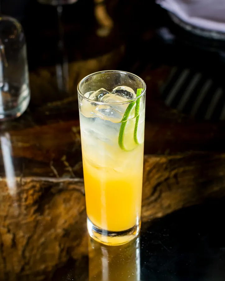 Drink Verão combina maracujá, tamarindo, limão e água com gás