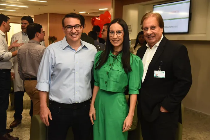 Marianna comemora um ano à frente do Serviço de Cardiologia do Mater Dei Salvador ao lado de Samir Dracoulakis e Jadelson Andrade