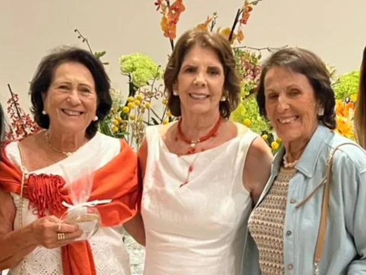 A aniversariante Silvia ladeada pelas amigas Marília Xavier e Luluca Oyama