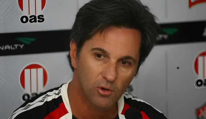 Caio Júnior treinou o Vitória em 2013