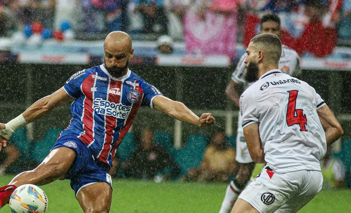 Thaciano em campo com a camisa do Bahia, contra o Vitória