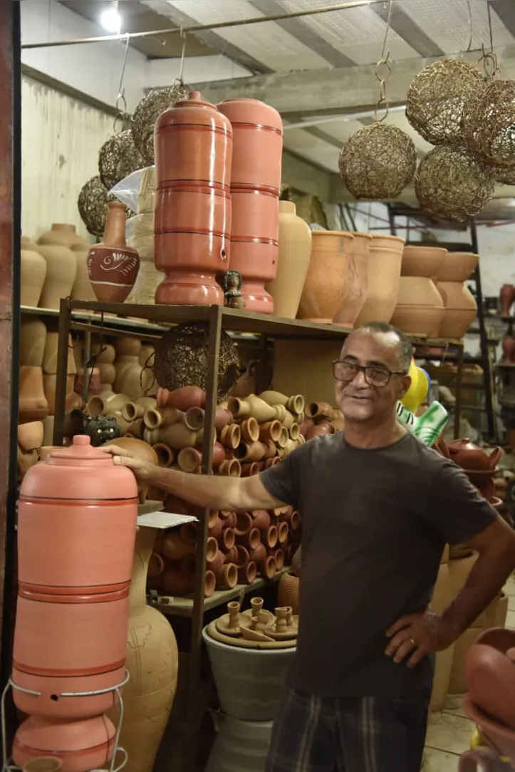 Fernando Teixeira, vendedor de filtro de barro na Feira de São Joaquim
