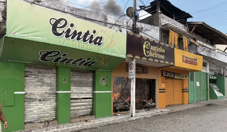Agentes do Corpo de Bombeiros controlaram as chamas