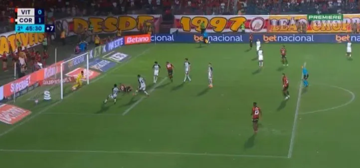 Imagem aberta da cabeçada de Aitor Cantalapiedra