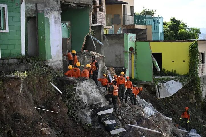 Membros da Unidade Humanitária e de Resgate trabalham em uma área afetada por deslizamentos de terra causados em Tegucigalpa, em Honduras