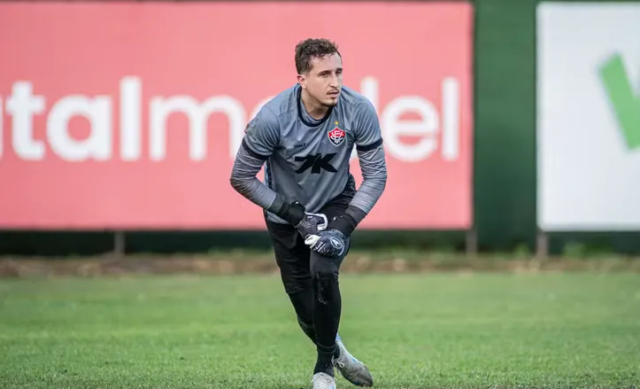 Thiago Couto em treinamento pelo Vitória