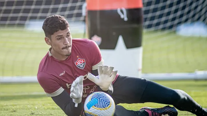 Vitória confirma cirurgia de goleiro Fintelman após lesão no quadril