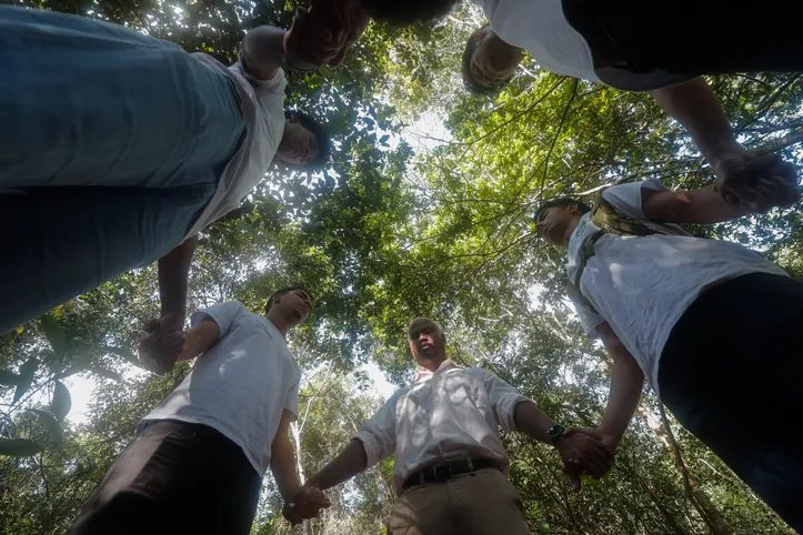 Equipe do IFBA em ritual de “banho de floresta”