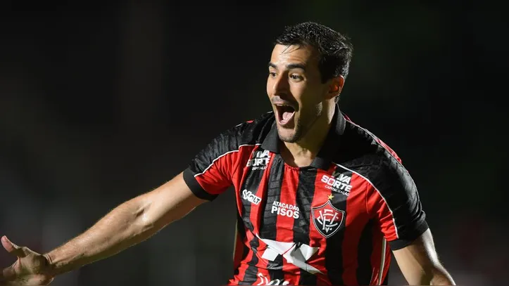 Raul Cáceres comemorando gol pelo Vitória