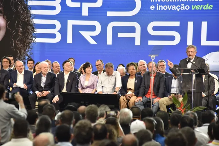 Imagem ilustrativa da imagem Inauguração da BYD reúne Lula, ministros e políticos de peso em Camaçari