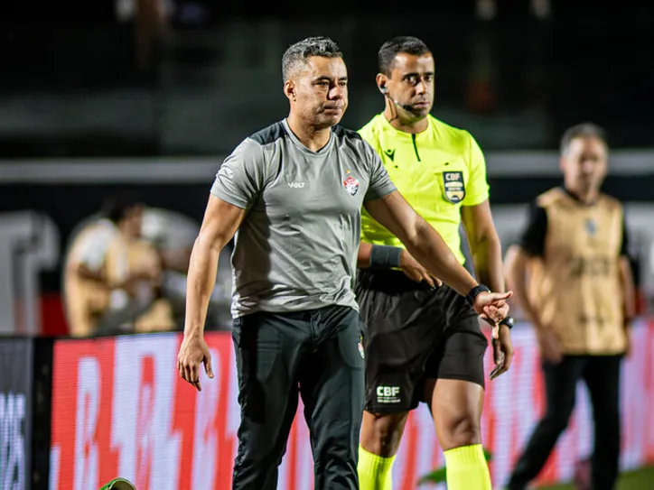 Jair Ventura à beira do gramado do Barradão