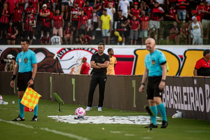 Jair Ventura, técnico do Vitória