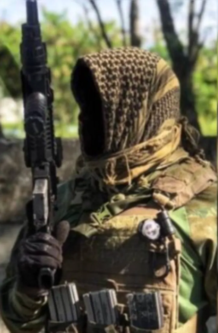 Penélope ou "Japinha do CV" posou com roupa de exército e fuzil