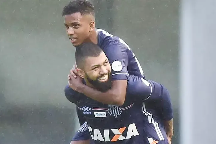 Rodrygo e Gabriel Barbosa comemorando gol sobre o Vitória em 2018