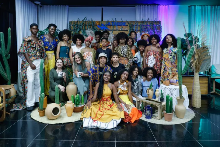 Grupo 'Jovens em Ação' e integrantes do A TARDE Educação