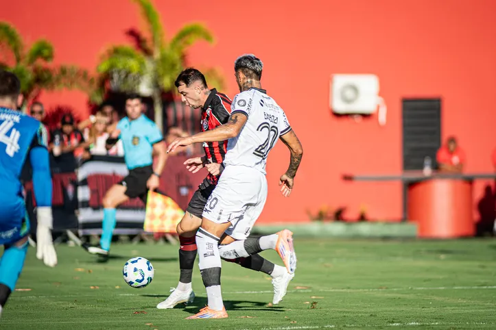 Imagem ilustrativa da imagem Kayzer ou Renzo? Jair Ventura faz mistério sobre a camisa 9 do Vitória