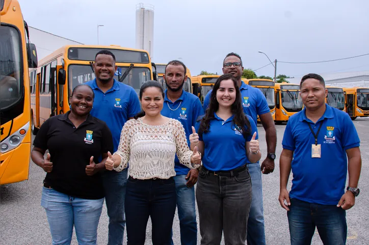 Prefeitra Débora Regis ao lado da secretária Tamires Andrade e equipe