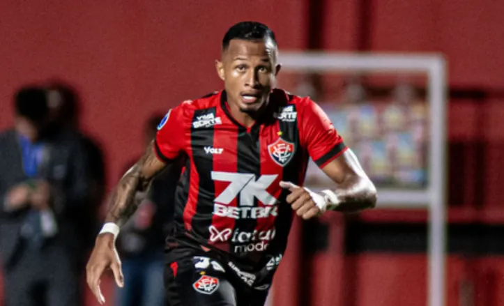 Léo Pereira em campo pelo Vitória