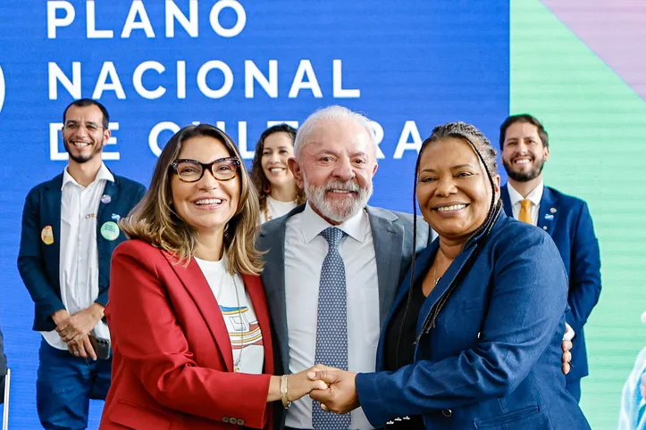 Lula ao lado da primeira-dama Janja e da ministra Margareth Menezes