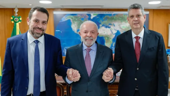 Lula ao lado de Guilherme Boulos, novo ministro, e Márcio Macêdo, antecessor no cargo