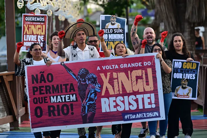 Líderes indígenas e ativistas da Aliança Pela Volta Grande do Xingu realizam uma manifestação