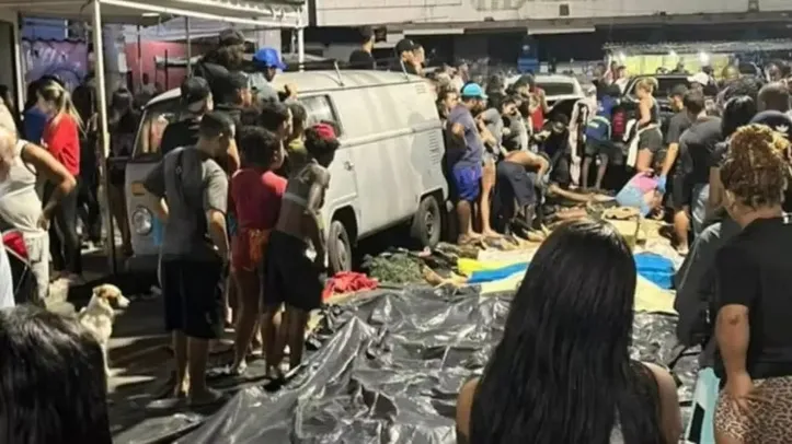 54 corpos foram levados por moradores até a Praça São Lucas