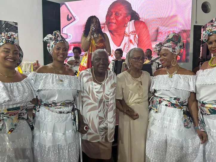 (Esq.) Dona Eunice, 90 anos, entre as baianas, é a única filha viva de Maria de São Pedro