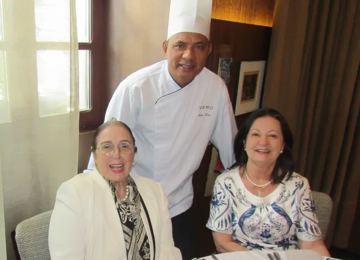 O chef Bahia Brito recepciona Norma Martins e Dilzete Gonçalves