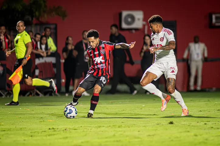 Matheuzinho sendo marcado por Juninho, do Inter