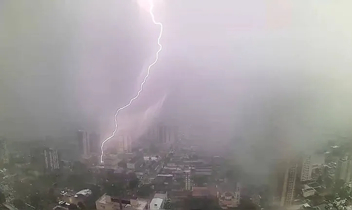 Imagem ilustrativa da imagem Chuva forte atinge Salvador e causa ameaças de desabamento; veja bairros mais afetados