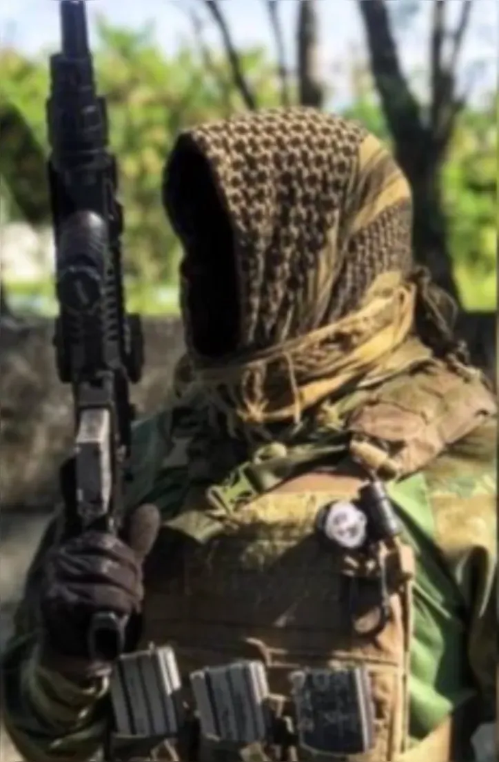 Penélope ou "Japinha do CV" posou com roupa de exército e fuzil