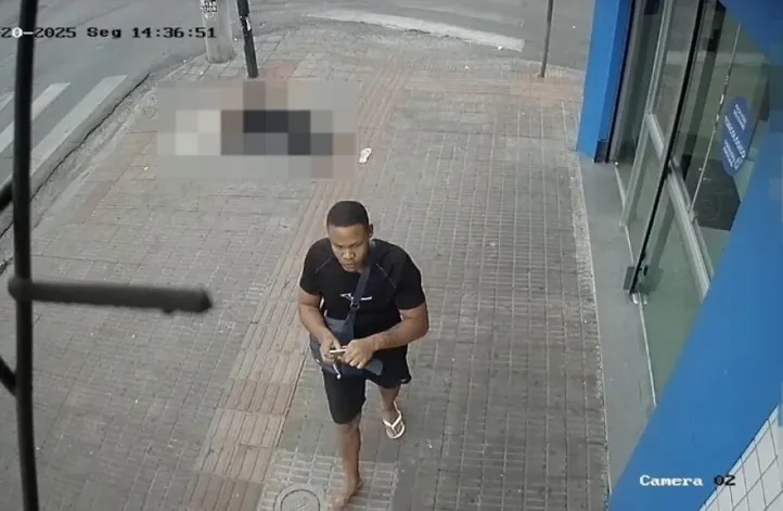 Após as agressões, Matheus sai caminhando tranquilamente