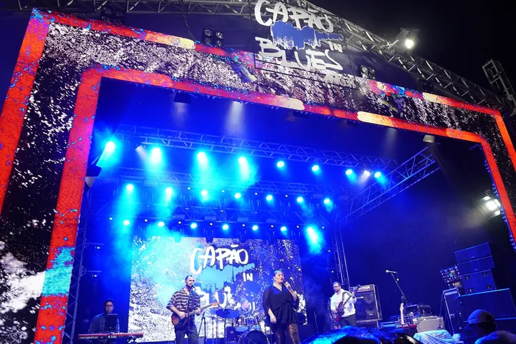 Imagem ilustrativa da imagem Música, chuva e emoção marcam a abertura do Capão in Blues 2025
