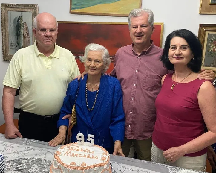 Mercedes Magalhães com os filhos Jutahy, Juracy Neto e Adelaide durante a comemoração de seus 95 anos
