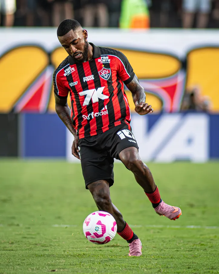 Cruzeiro e Vitória se enfrentam no Mineirão