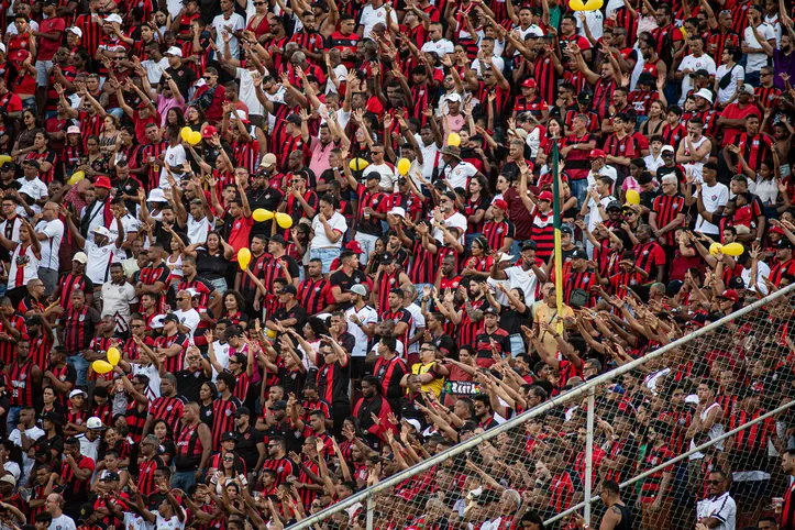 Cruzeiro e Vitória se enfrentam no Mineirão