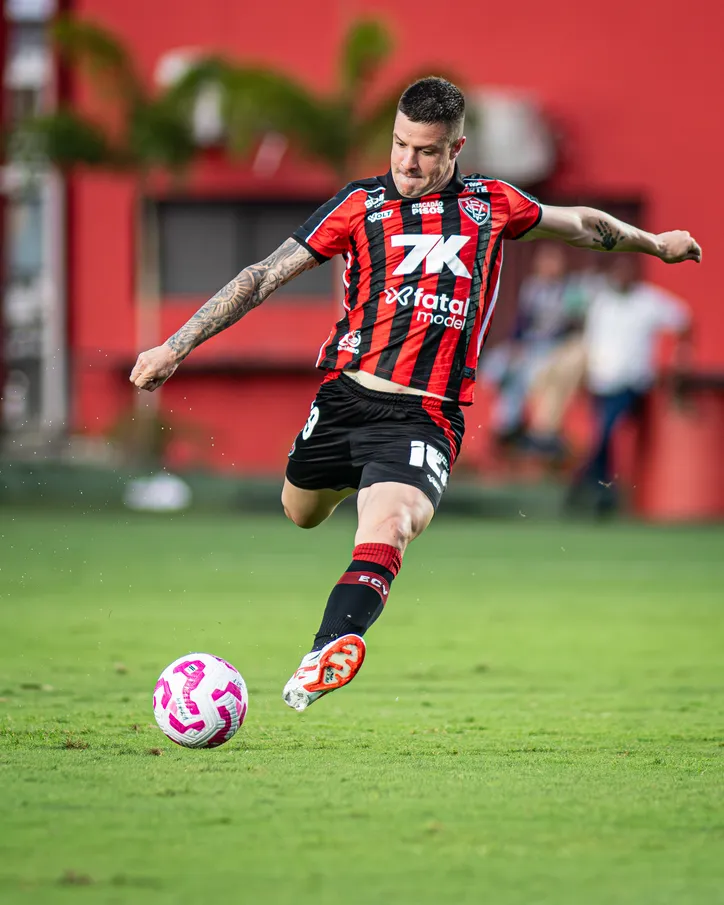 Cruzeiro e Vitória se enfrentam no Mineirão