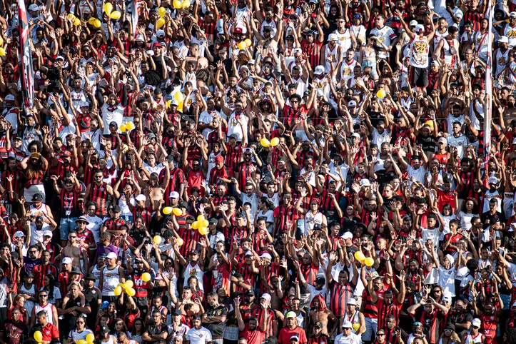 Cruzeiro e Vitória se enfrentam no Mineirão