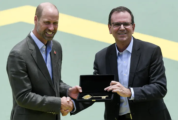 Príncipe William recebe as chaves da cidade das mãos do prefeito do Rio de Janeiro, Eduardo Paes