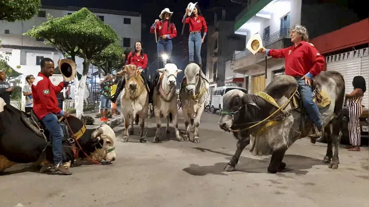 CADERNO AGRO FENAGRO 18/11/25
Mais que as tradicionais exposições com leilões e julgamentos dos melhores animais puros de origem, a 34ª edição da Fenagro vai movimentar o Parque de Exposições de Salvador entre 29 de novembro e 7 de dezembro, com mostras, painéis, rodadas de negócios, shows, atrações culturais e gastronômicas.

NAS FOTOS A Companhia de Bois Adestrados da Bahia confirmou participação da Fenagro 2025

FOTOS Acervo pessoal/divulgação