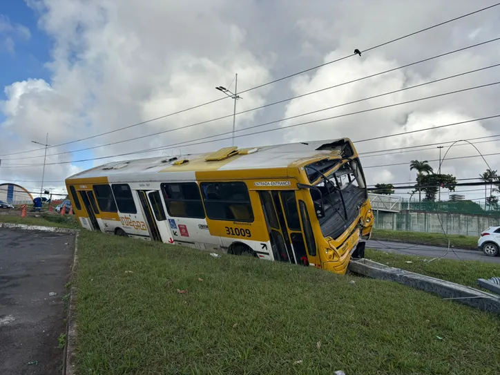 Imagem ilustrativa da imagem Ônibus fica destruído em acidente na Av. Paralela; imagem impressiona