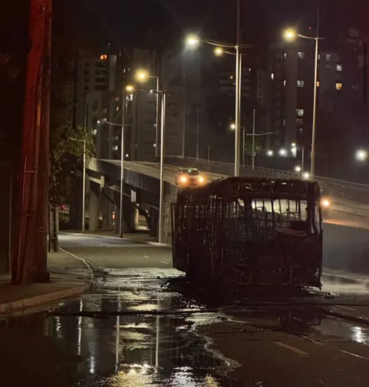 Imagem ilustrativa da imagem Ônibus incendiado e protestos tomam Salvador após criança ser baleada