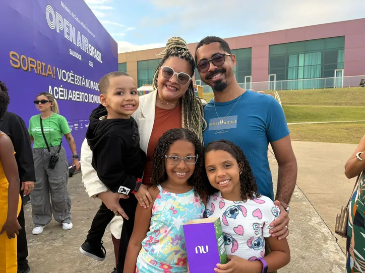 Marcos Antônio e Grazi Gomes com filho e sobrinhas