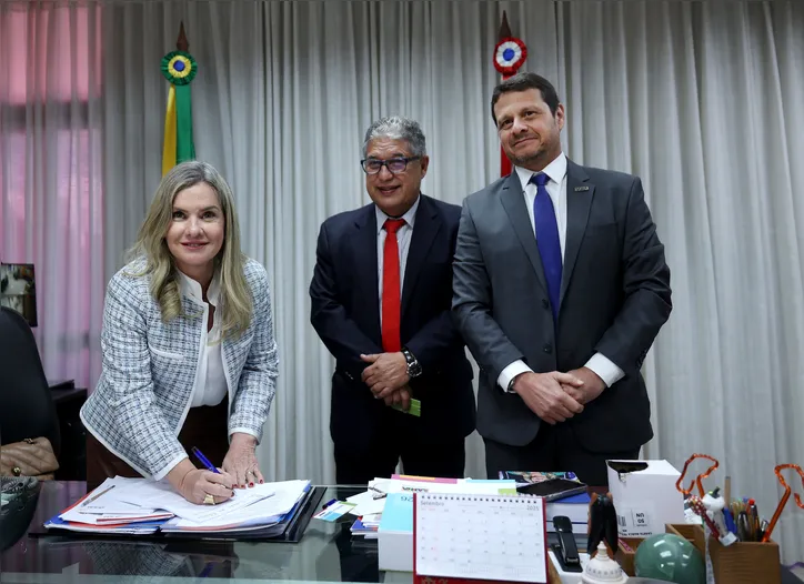 Presidente da ALBA, Ivana Bastos, líder do governo, Rosemberg Pinto e secretário de Planejamento, Claúdio Peixoto