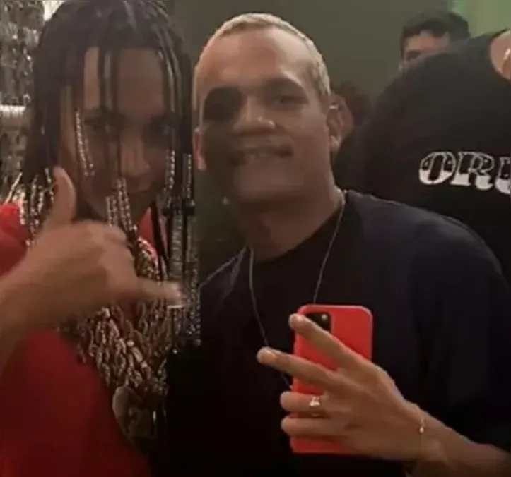 Foto de Wesley Martins e Silva, vulgo "PP", ao lado do Rapper Oruam