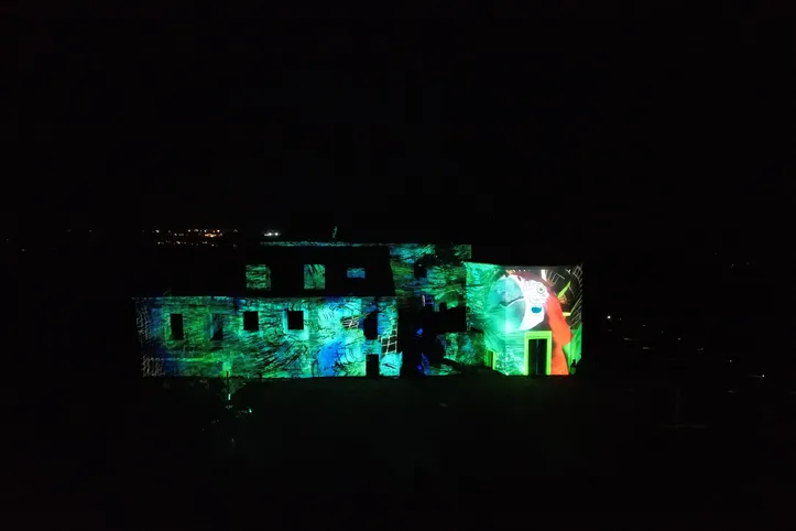 Espetáculo noturno no castelo