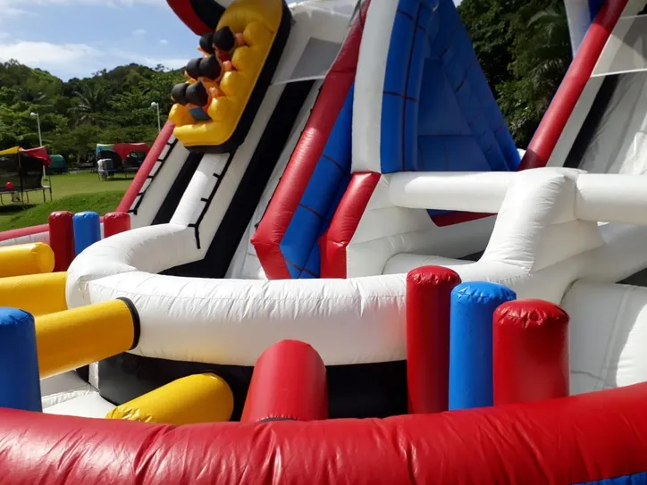 Imagem ilustrativa da imagem Parque inflável gigante, tirolesa e mais: Fenagro terá diversão para todas as idades