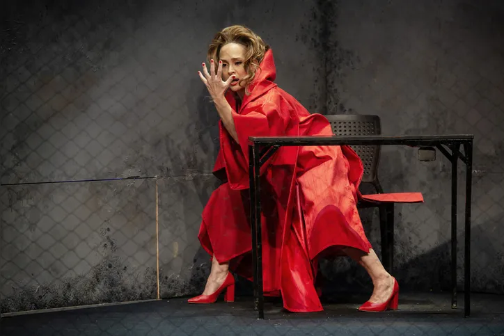 A produção da peça mistura elementos do Teatro Essencial